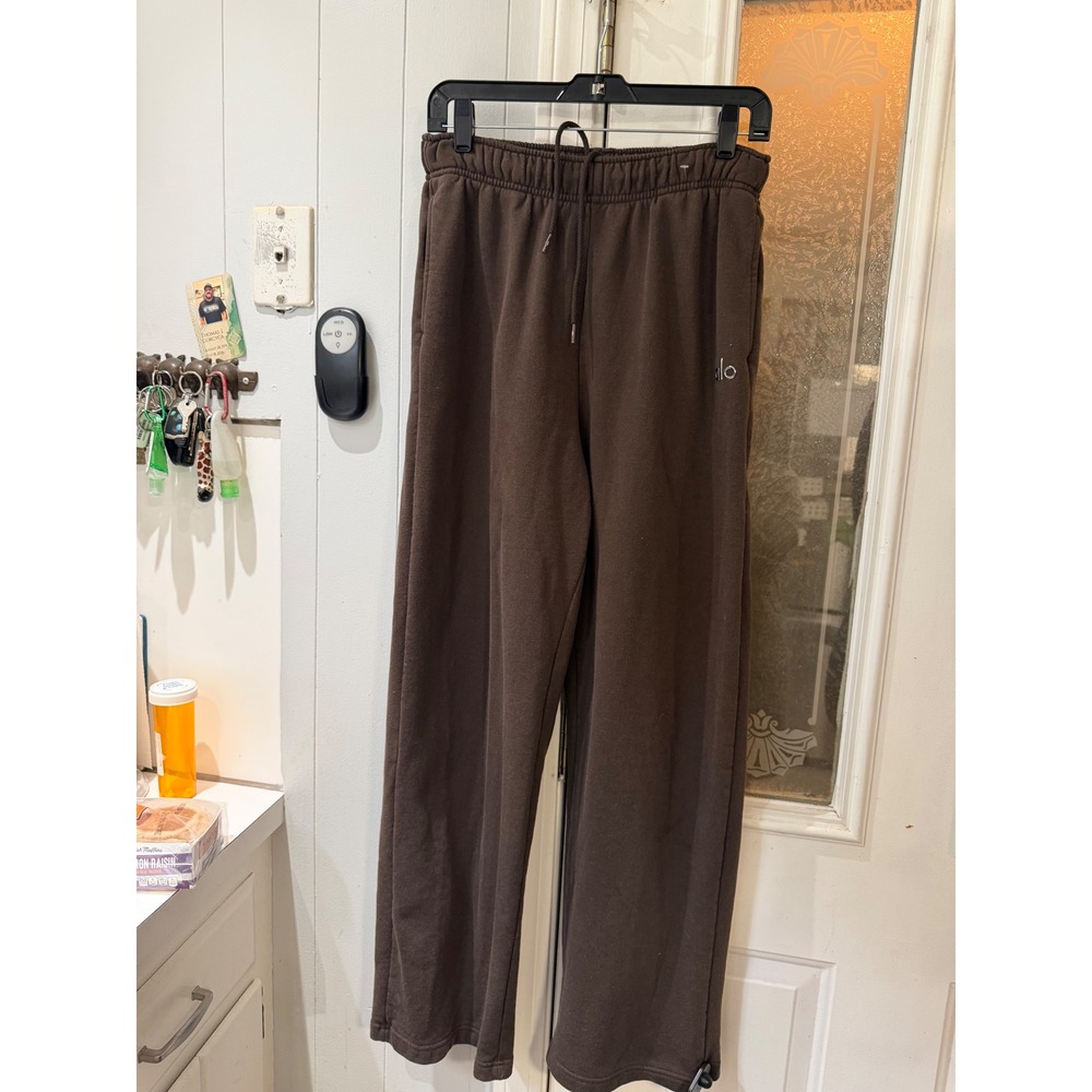 Alo Yoga Accolade Straight Leg Sweatpants Espresso Brown Chrome Logo Pants